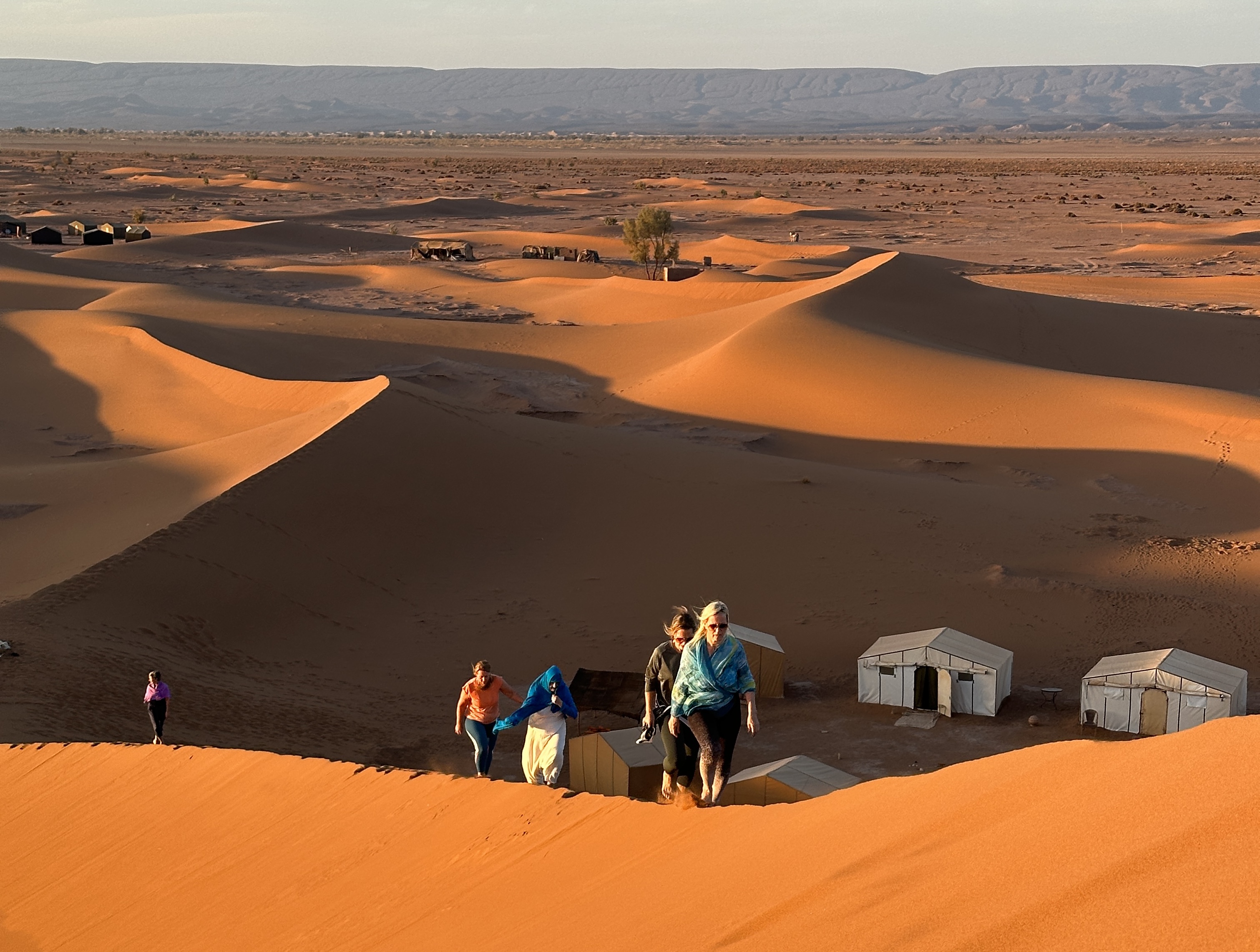 Bivouac dans le désert marocain avec coucher de soleil